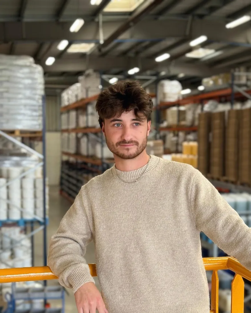 Ulysse, fondateur de Zoophyto, dans l'entrepôt de l'atelier en Corrèze